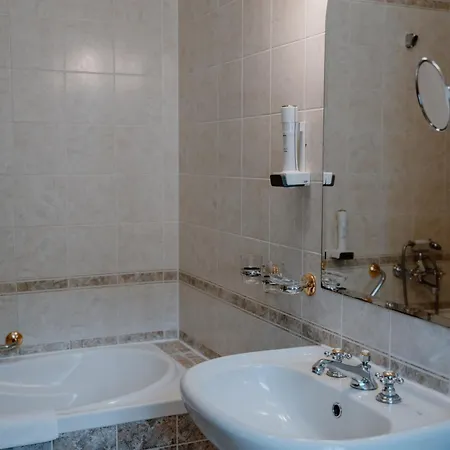 Kastelyhotel Sasvar Hotell Parádsasvár