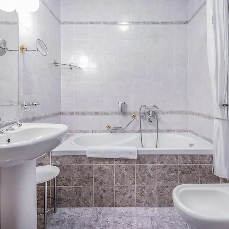 萨斯法尔城堡度假酒店 酒店 Parádsasvár