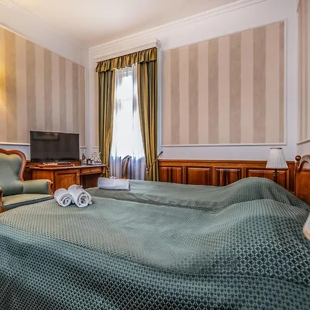 Kastelyhotel Sasvar מלון Parádsasvár